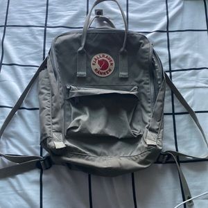 grey fjallraven kanken backpack